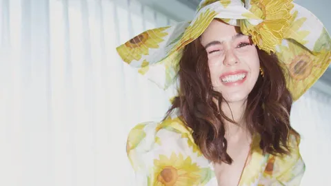 ชมพู่ อารยา ใส่ชุดเดรสลายทานตะวันดูสวยสดใส ขโมยซีน