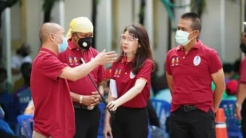 "หม่ำ-ถั่วแระ" ลุยแจกอาหารช่วยคนยากไร้สู้โควิด ตามโครงการน้ำพระทัยฯ