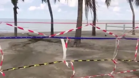 จนท.คุมเข้มหาดบางแสน หยุดสุดสัปดาห์ ขึงแนวกั้น ห้ามลงหาด-เล่นน้ำทะเล