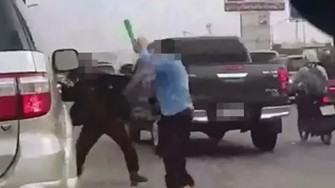 แท็กซี่รีบเข้าช่วย หญิงยืนรอรถเมล์โดนคนสติไม่ดีถือไม้ไล่ตีไม่ยั้ง