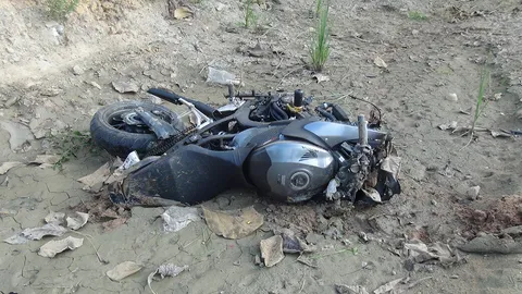 หนุ่มบุรีรัมย์ขี่บิ๊กไบค์ เสียหลักชนต้นไม้ตายคาที่ ริมถนน 331 ที่ชลบุรี (คลิป)