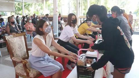 แอน สิเรียม ร่วมแจกตะกร้าของจำเป็นช่วยผู้เดือดร้อนโควิด-19 ที่บางเสร่