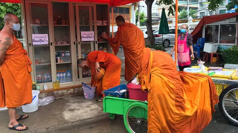 พระที่ปทุมธานีบิณฑบาต เอาของมาเติมตู้ปันสุข แบ่งบุญคนให้สุขใจคนได้รับ