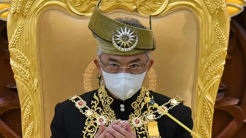 กษัตริย์มาเลเซียสวมหน้ากากเปิดสภา ขอนักการเมืองหยุดขัดแย้งสู้โควิด-19