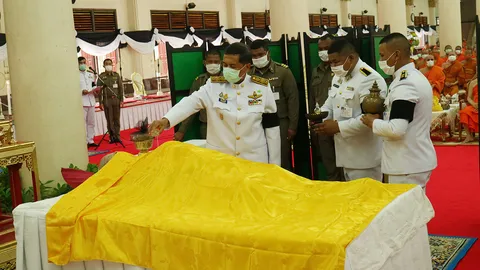 ศิษยานุศิษย์แห่ร่วมถวายน้ำสรงศพ "หลวงปู่บุญมี" คอหวยกว้านซื้อเลข 92