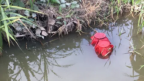 ผวาทั้งบางหม้อดินปิดผ้าแดงในคลอง ชาวบ้านกลัวขอให้พระทำพิธี ก่อนทุบทำลาย (คลิป)