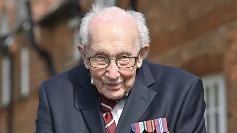 สุดปลาบปลื้ม ควีนอังกฤษพระราชทานตำแหน่งอัศวิน แก่คุณทวดฮีโร่ทอม มัวร์ 