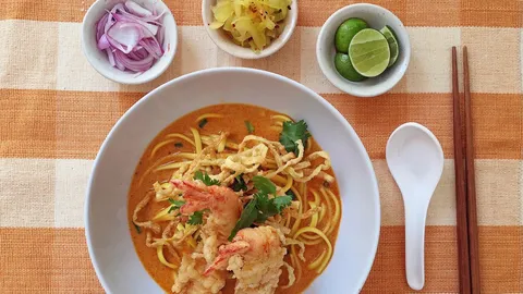 ข้าวซอยกุ้งเทมปุระ สูตรลุงจอม