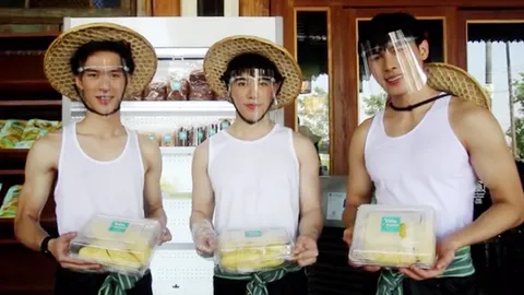 เอาใจคนรักทุเรียน ร้านดังเชียงใหม่ จัดหนุ่มหล่อกล้ามโตสร้างสีสันการขาย