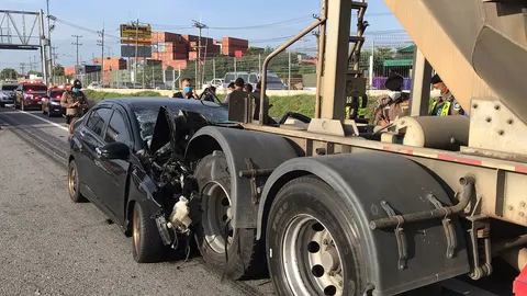 ซิ่งเก๋งชนท้ายพ่วง 18 ล้อ เอเย่นต์ยานรกดับ เร่งเช็กวงจรปิด หนีใครมา