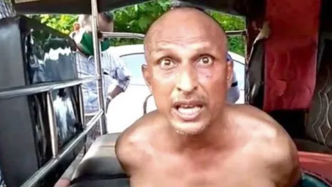 โซเชียลอินเดียเดือด หมอคนดังร้องเรียนชุด PPE ขาดแคลน โดนตร.จับส่งรพ.จิตเวช