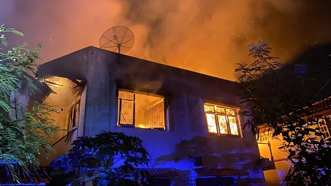 ระทึกกลางดึก ไฟไหม้บ้านเรือนประชาชน ซอยรามอินทรา 65 วอดทั้งหลัง