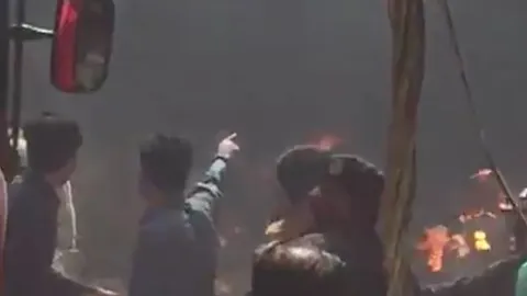 นาทีสุดช็อก เครื่องบินปากีสถาน PIA ตกใส่ย่านชุมชน ไฟไหม้ดำทะมึน (คลิป)