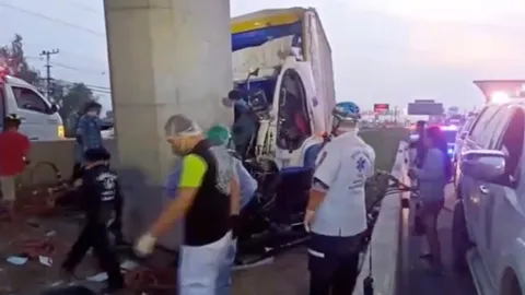 รถบรรทุก 6 ล้อหลับใน ชนตอม่อสะพาน สลดคาซาก 3 ศพที่วังน้อย จ.อยุธยา