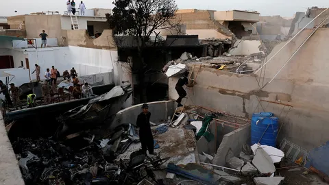 ผดส.รอดตาย เล่านาทีระทึก เครื่องบินปากีฯตกเห็นแต่ไฟลุกท่วม พบศพแล้ว97