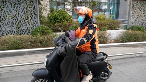 เอกชนระดมเงิน แจกหมวกกันน็อกในจีน 5 หมื่นใบ