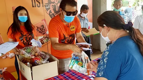  เพชร สหรัฐ นำสิ่งของพร้อมเงินช่วยชาวบ้านดงยอ จ.สกลนคร แบ่งปันช่วงโควิด