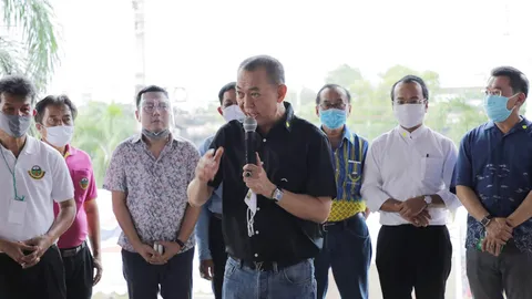 "เฉลิมชัย" ปันน้ำใจแจกข้าวกล่อง ถุงยังชีพ ช่วย ปชช.สู้ภัยโควิด-19