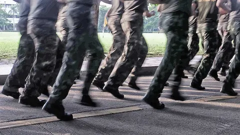 เปิดฟ้าภาษาโลก : He has enlisted in the army.