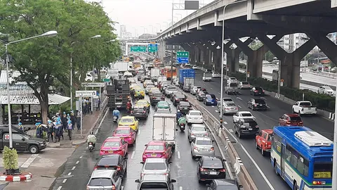 กทม.ขุดลอกคูคลองริมถนนวิภาวดี “จราจรอัมพาต” จอดแบ็กโฮ เสียไป 1 เลน