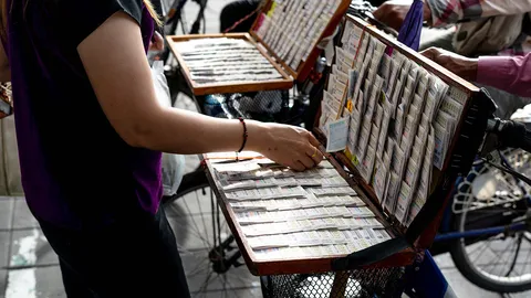 จับคนขาย "หวย" เกินราคา 80 บาท รวบคาศาลากลางจังหวัดร้อยเอ็ด