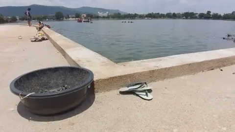 3 หนุ่มลงงมหอยใต้พื้นคอนกรีตทางเดินในบึงหนองบัว จมน้ำตายรวดเดียว 3 ศพ