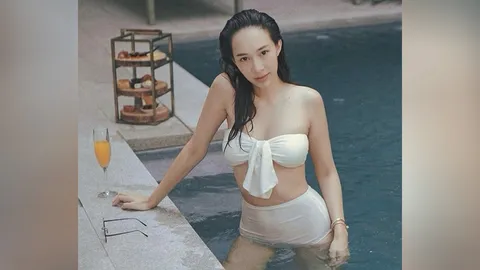 ไม่โสดแต่แซ่บมาก มิ้นท์ ณัฐวรา ใส่ทูพีซสีขาวเซ็กซี่ขยี้ใจสุดๆ