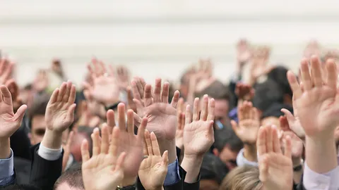 เปิดฟ้าภาษาโลก : Each person has one vote.