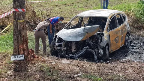 ไฟปริศนา เผาเก๋งซีอาร์วีวอด ตร.ตรวจเจอรอยกระสุน แต่ไม่พบคนขับ คนเจ็บ