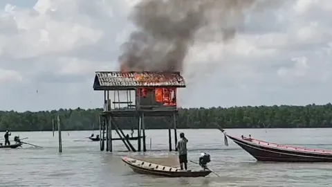 ศึกหอยแครงสุราษฎร์ฯ เดือด เรือต่างถิ่นบุกจับหอยชุมชนลีเล็ด แถมเผาขนำทิ้ง