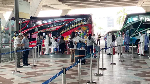 251 คนไทยจากลอนดอน ถึงสุวรรณภูมิ คัดกรองพบไข้สูง 20 ราย ส่ง รพ.ทันที