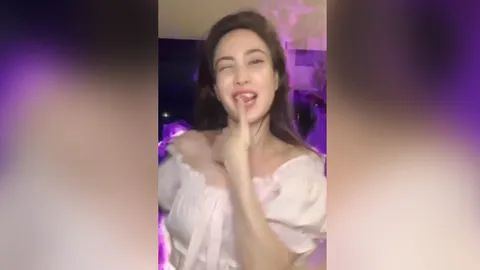 แต้ว ณฐพร ร้อนแรงอะไรขนาด เต้นโชว์มาหมด ทั้งกัดทั้งเลียริมฝีปาก (คลิป)