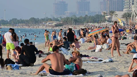 ดูไบเปิดหาดให้คนพักผ่อนครั้งแรกหลังล็อกดาวน์คุมโควิด นับ 2 เดือน