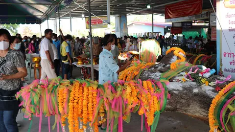 คอหวยแห่ซื้อ "เลขเด็ด" แม่ตะเคียนทรายทอง-ทรายเงิน งวดนี้มาแรงเกลี้ยงแผง