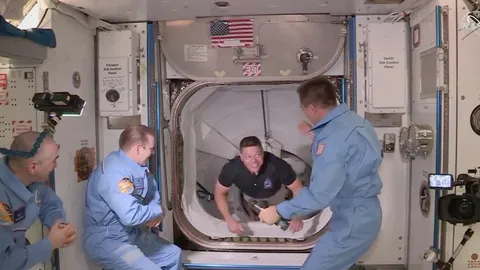 นาทีสุดดีใจ 2 นักบินอวกาศสหรัฐฯมาถึงสถานี ISS เพื่อนๆเฮรอรับอบอุ่น (คลิป)