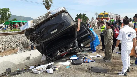 รถไฟขบวน 202 ชนกับกระบะกระเด็นคว่ำคาทางข้ามที่ อ.พยุหะคีรีคนขับดับ 1