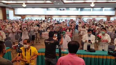แพทย์ รพ.ขอนแก่น แสดงจุดยืน "Saveหมอชาญชัย" ร้องความเป็นธรรมและโปร่งใส