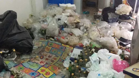 กลับมาคุยกันก่อน! หนุ่มทิ้งห้องเช่า ผงะ กองสุมไปด้วยขยะเหม็นเน่า (คลิป)