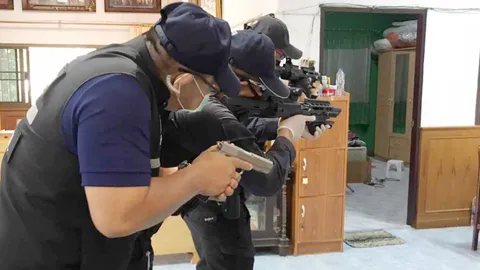 บุกจับนายจ้างโฉด ใช้ปืนขู่ บังคับหนุ่มพม่า ทำงานวันละ 15 ชั่วโมง 