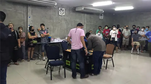 ตำรวจบุกทลายบ่อนถั่วหยิบ รวบ 25 ผีพนัน เปิดเย้ย เคอร์ฟิว-โควิด