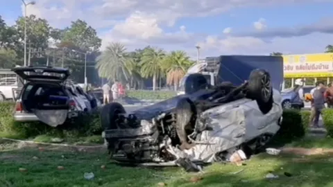 ชนยับกลางสี่แยก ปาเจโร่แหกโค้ง ข้ามเลน เสยรถติดไฟแดง ดับ 2 เจ็บ 5 ราย
