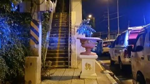 ชาวบ้านช็อกพบศพหนุ่มผูกคอดับ อยู่บนสะพานลอย หน้าทางเข้าวัดบางกะดี 