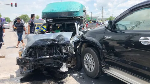 กล้องวงจรปิดเสีย ลุงวัย 65 ซิ่งกระบะฝ่าไฟแดงชนยับ 5 คันรวด เจ็บ 5 ราย