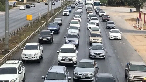 เส้นทางเข้ากรุงเทพฯ การจราจรหนาแน่น รถติดหนัก ต้องเปิดช่องทางพิเศษ