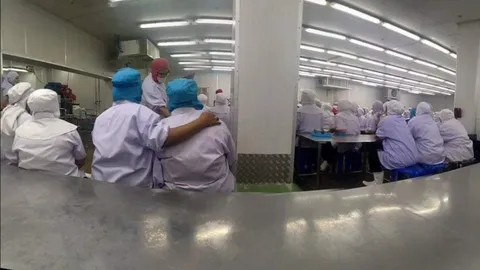 พนักงานกอดกันร้องไห้ หลังรู้ข่าวโรงงานปิดตัวกะทันหัน จากพิษโควิด-19