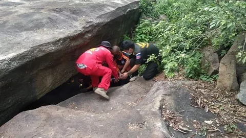 พระมรณภาพในถ้ำ กู้ภัยหนองบัวฯ ช่วยนำร่างออกมา พบศพแห้งในท่านั่งสมาธิ