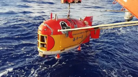 ยานดำน้ำไร้คนขับ ไห่โต้ว-1 ทำสถิติดำน้ำลึก 10,907 เมตรที่ร่องลึกมาเรียนา