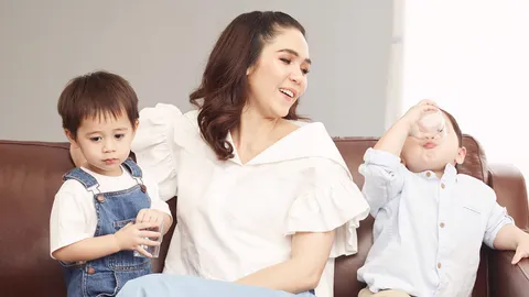 ส่องความน่ารักของ สายฟ้า-พายุ ตามมาให้กำลังใจแม่ชมระหว่างทำงาน