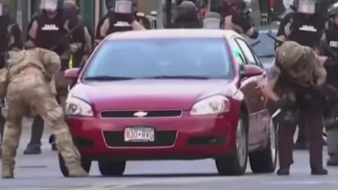 แฉชัดๆ ตำรวจสหรัฐฯ เจาะยางรถผู้ประท้วงหลายสิบคัน รถนักข่าวก็โดน (คลิป)