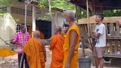 2 สามเณรเล่นเกม ฝ่ายแพ้หยอกคนชนะแรง คว้ามีดขว้างปักอกดับหน้ากุฏิ